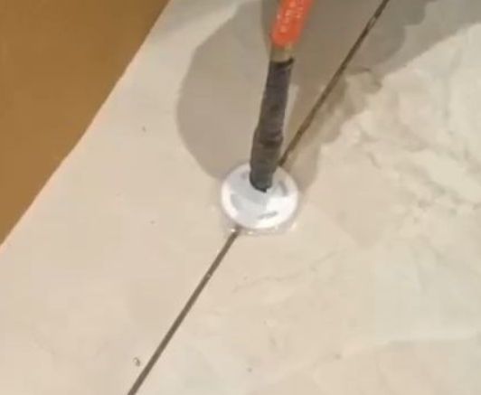 桃城瓷砖空鼓维修公司专业解答瓷砖在铺贴过程中，如果没有涂抹均匀到位的粘结材料（如水泥砂浆或瓷砖胶），可能会导致以下问题